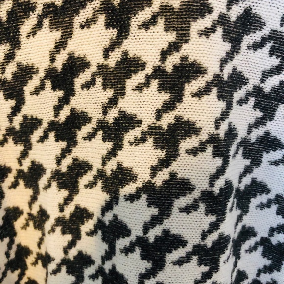 Modern Designer Checkered Knot Tie Sweater. Medium - Picture 5 of 8